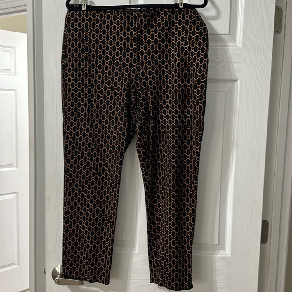 Chicos stretchy pointe pants with gold pattern